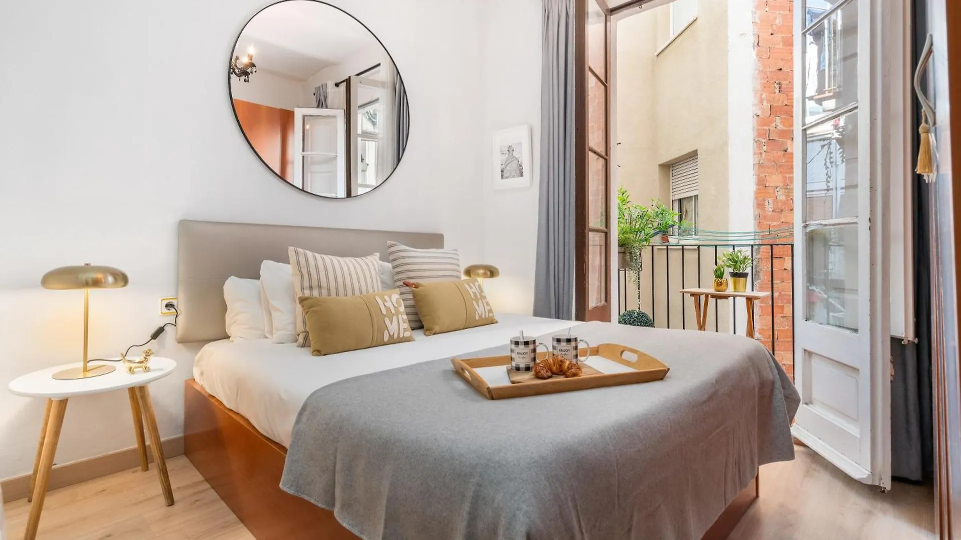 Fridays Flats Whisper-Quiet Near Sagrada\'S Heart location